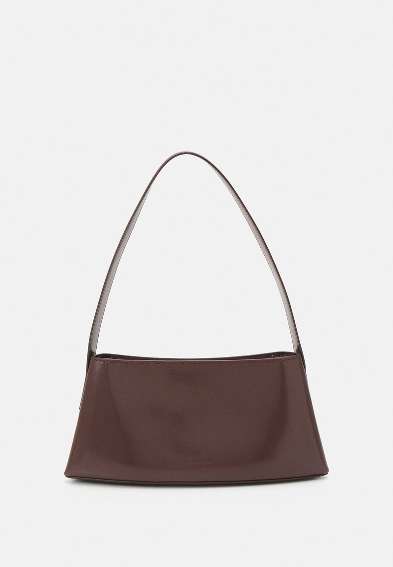 Calvin Klein REFINED SCULPT BAG SHINY - Bolso de mano - cioccolate lab