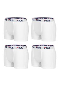 Boxer en coton blanc avec une ceinture logo Fila en marine et rouge, offrant une coupe ajustée et une texture lisse, présentés dans un ensemble de quatre.