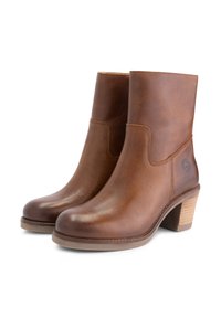 Bruine leren enkellaarsjes met een ronde neus, platte zool en een houten blokhak. Voorzien van stiksels en een logo aan de zijkant.