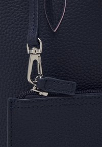 Lacoste SHOPPING BAG SET - Mala de mão - albizia marine