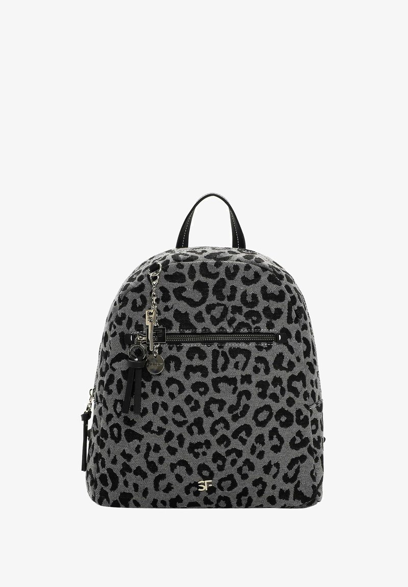 Sac à dos en imprimé léopard gris avec accents noirs, poches zippées et détail de porte-clés. Présente une texture semblable à du tissu et une forme arrondie.