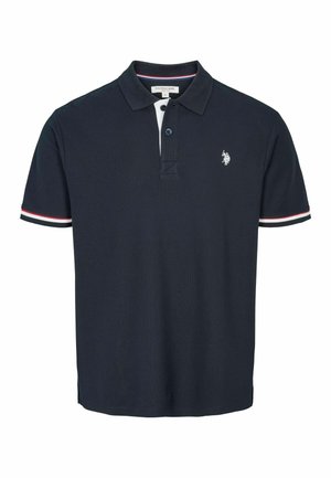 Marineblauw poloshirt met korte mouwen, deelsluiting met twee knopen, wit en rood gestreepte rand aan de mouwen, en een klein wit geborduurd logo op de borst.