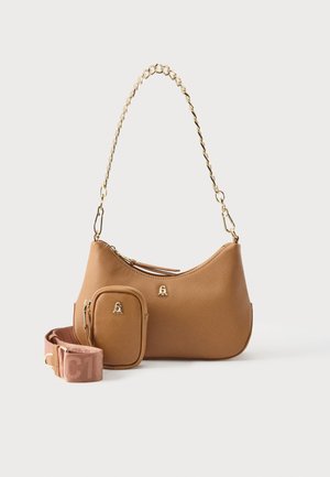 Sac à main marron texturé avec bandoulière chaîne dorée, petite pochette assortie et bandoulière supplémentaire large en tissu rose avec inscriptions.