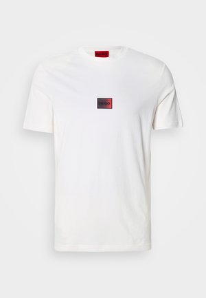 Weißes Baumwoll-T-Shirt mit kleinem rechteckigem Logo in Rot und Schwarz, mittig auf der Brust platziert. Kurzarm, Rundhalsausschnitt.