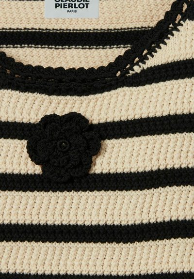 Suéter de punto a rayas negras y beige con un acento floral texturizado y un escote con bordes ondulados. La etiqueta dice "Claudie Pierlot, París."