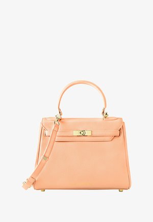 Ferskenfarvet læderhåndtaske med gyldent hardware, struktureret form, top-håndtag, aftagelig rem og struktureret overflade. Har en klaplukning.