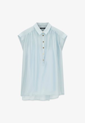 Blouse sans manches bleu clair avec un col pointu et cinq boutons dorés sur le devant, présentant de légers fronces aux épaules.