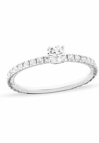 Hvidguld ring med en central rund diamant omkranset af mindre diamanter langs skafterne; glat poleret finish med teksturerede accenter.