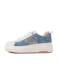 Sneaker in denim con suola in gomma bianca, caratterizzate da un accento glitter argento e un interno rosa. Design con lacci, punta rotonda e tab posteriore.