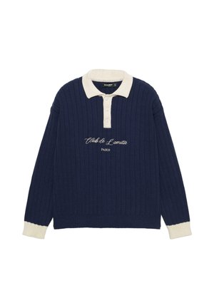 Marineblauwe ribgebreide trui met een crèmekleurige kraag en manchetten, een drieknopensluiting en geborduurde tekst "Club de Lamitie Paris" op de voorkant.