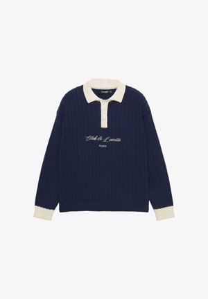 Marineblauwe ribgebreide trui met een crèmekleurige kraag en manchetten, een drieknopensluiting en geborduurde tekst "Club de Lamitie Paris" op de voorkant.