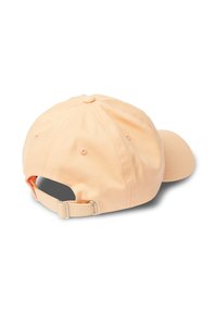 Casquette de couleur pêche avec une visière incurvée, en coton, avec une attache réglable à l'arrière et six œillets de ventilation sur le dessus.
