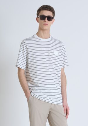 STRIPES MOTIF WITH RUBBER PUFFY TIGER PATCH - Camiseta estampada - cream