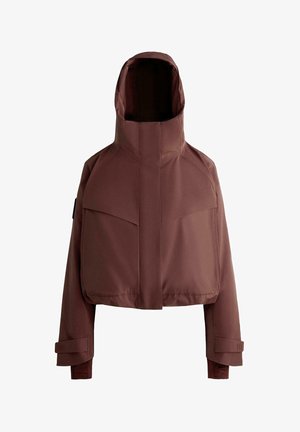 Bordová nepremokavá bunda s vysokým golierom, veľkými prednými vreckami a nastaviteľnými manžetami. Obsahuje zips a kapucňu.