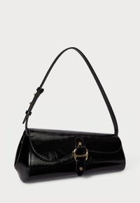 Fekete lakkbőr kézitáska ívelt formával, biztonságos fedélzárással, és rövid, állítható pánttal, aranyszínű fémrészekkel.
