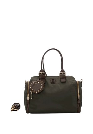 Borsa verde scuro con manici in pelle marrone, cerniere dorate e un ciondolo a forma di cuore marrone con borchie attaccato.