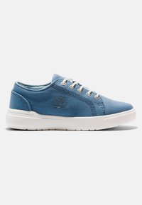 Sneakers in tela blu con suola in gomma bianca, punta rotonda, logo ricamato di lato e lacci a contrasto.