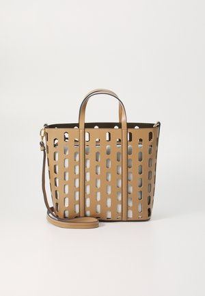 Sac cabas en cuir fauve avec découpes ovales, deux poignées et une bandoulière amovible, doublure en tissu gris à l'intérieur.