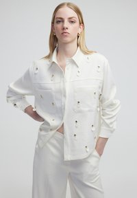 WITH CONTRAST ACCESSORIES - Lichte jas - off white