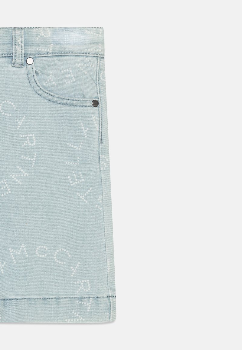 Jupe en denim bleu clair avec un motif de logo blanc, design à 5 poches et accents en matériel métallique. Ourlet cousu et coupe droite.