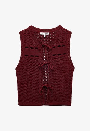 Gilet en tricot bordeaux avec un design à mailles ouvertes, doté d'un col rond, de liens à l'avant et d'accents découpés. Sans manches.