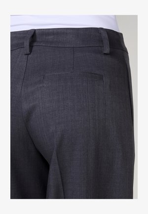 Tamsiai pilkos kelnės, pagamintos iš tekstūruotos medžiagos, su viena užpakaline kišene ir diržo kilpomis juosmens srityje. Matoma siūlių detalizacija.