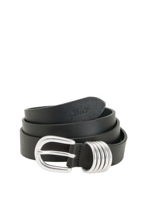 Cintura in pelle nera arrotolata con fibbia in metallo argentato e quattro passanti rotondi argentati su sfondo bianco.