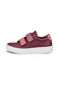 Sneaker in pelle bordeaux a taglio basso con due strisce di velcro rosa e suola bianca rigata, mostrato in vista laterale su uno sfondo bianco.