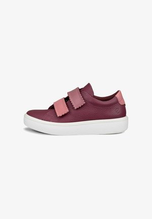 Låg sneakers i vinröd läder med två rosa velcroremmar och vit ribbad sula, visad från en sidvy på en vit bakgrund.
