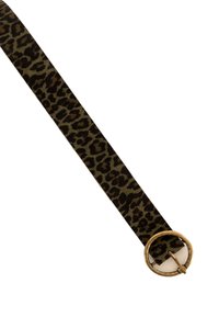 Cinturón de tela con estampado de leopardo que presenta una hebilla de metal en tono dorado. La correa tiene una textura suave con matices en marrón oscuro y verde.
