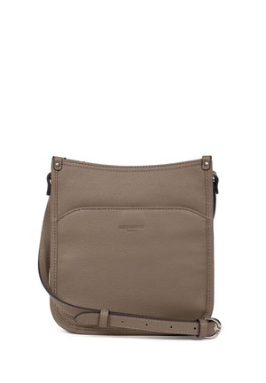 Borsa a tracolla in pelle color taupe con texture liscia, dotata di tasca frontale, tracolla regolabile e branding discreto.