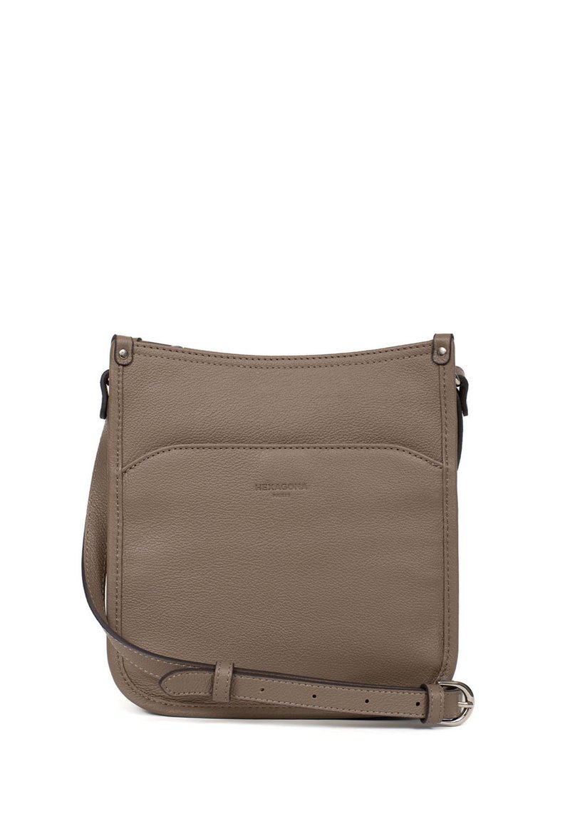 Borsa a tracolla in pelle color taupe con texture liscia, dotata di tasca frontale, tracolla regolabile e branding discreto.