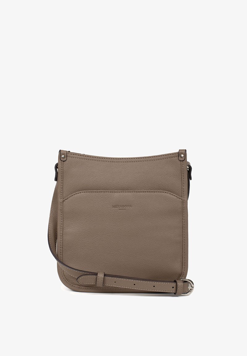 Borsa a tracolla in pelle color taupe con texture liscia, dotata di tasca frontale, tracolla regolabile e branding discreto.