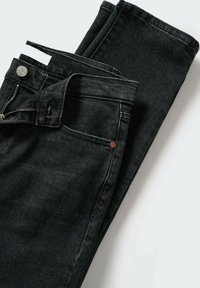 Jean en denim noir plié avec une fermeture éclair ouverte visible, un bouton et une poche avant sur un fond clair.