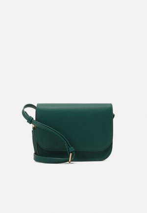 Zielona skórzana torebka na ramię z klapką, regulowanym paskiem i minimalistycznym designem. Gładka faktura oraz złote akcenty metalowe.