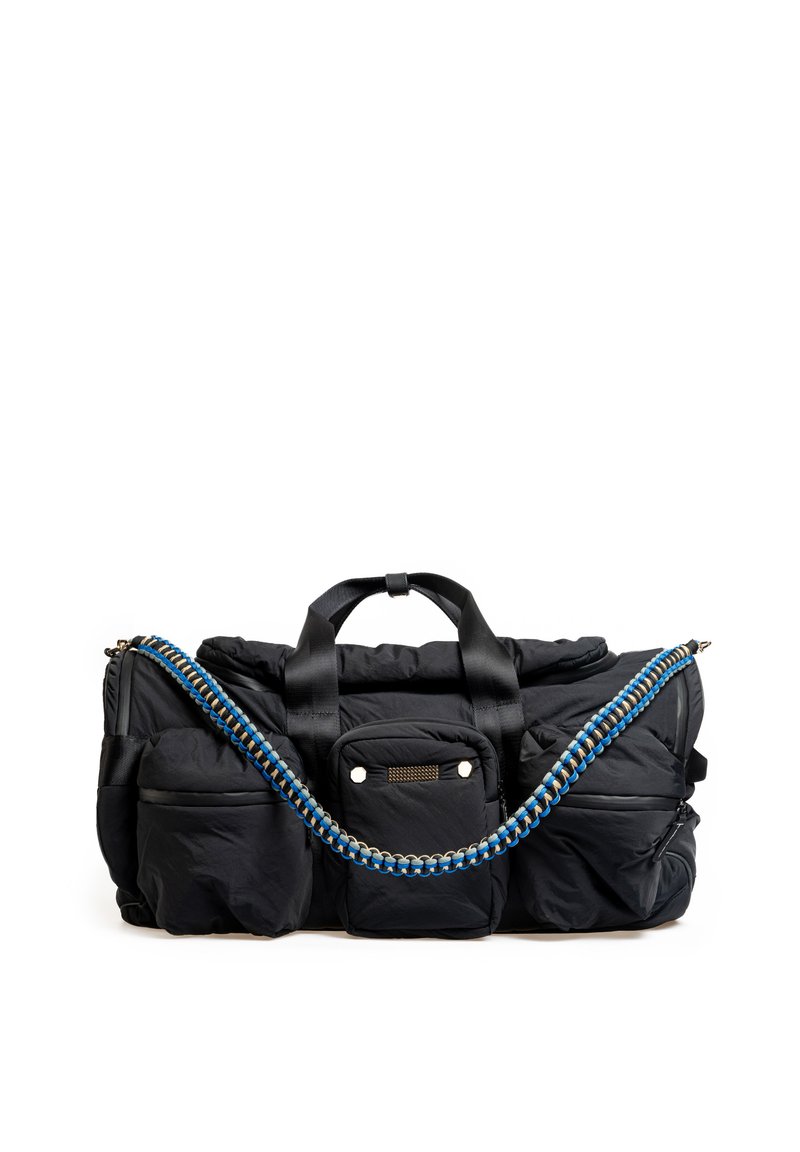 Sac de voyage en nylon noir avec une surface texturée, doté de deux poches latérales, d'un compartiment avant et d'une poignée tressée bleu et noir.