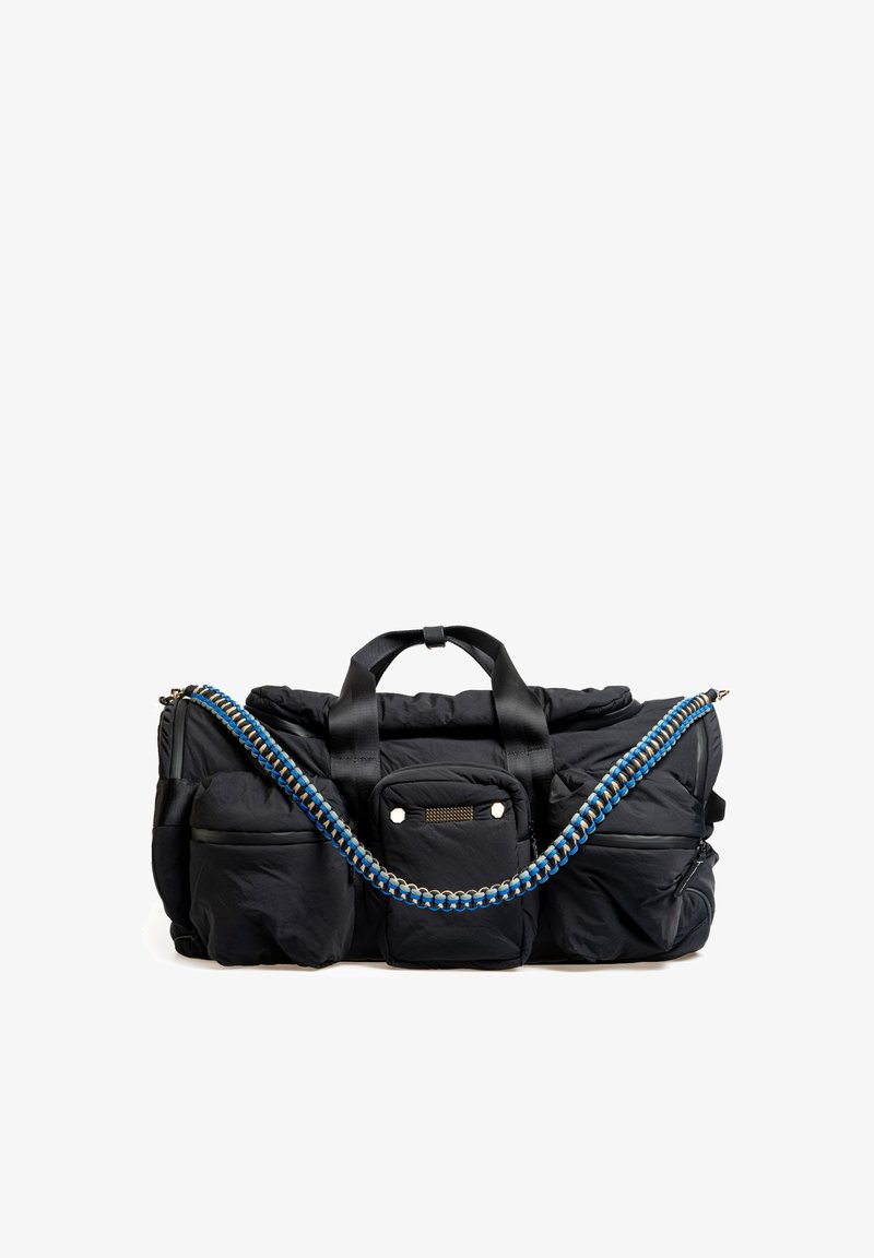 Sac de voyage en nylon noir avec une surface texturée, doté de deux poches latérales, d'un compartiment avant et d'une poignée tressée bleu et noir.
