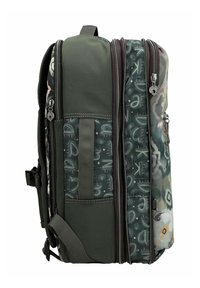 Zweifarbiger Rucksack aus grünem und gemustertem Stoff, mit mehreren Reißverschlussfächern, einem Tragegriff an der Oberseite und verstellbaren Tragriemen.