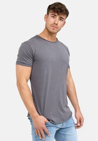 Szary t-shirt z okrągłym dekoltem, wykonany z miękkiego, lekkiego materiału. Krótkie rękawy i luźny krój, z delikatną teksturą i prostym wykończeniem.