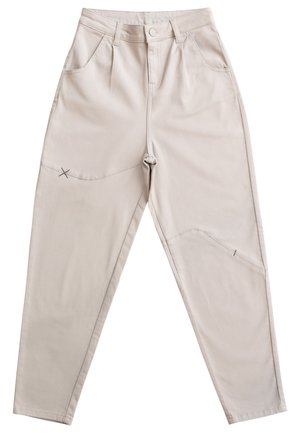 Beige katoenen blend broeken met een relaxte pasvorm, voorzien van zijzakken, unieke stiksels en contrasterende accenten bij de knieën en zakken.