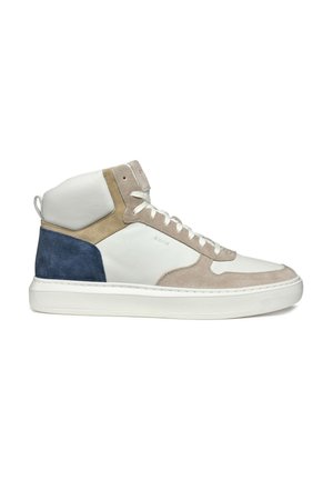 Wysokie sneakersy z białej skóry, panelami z tanowego i granatowego zamszu, płaskimi białymi sznurowadłami, teksturowaną podeszwą oraz pętlą na pięcie ułatwiającą zakładanie.