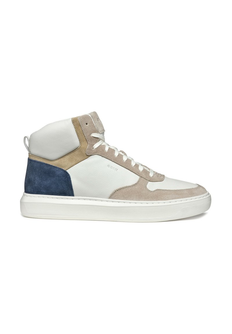 Wysokie sneakersy z białej skóry, panelami z tanowego i granatowego zamszu, płaskimi białymi sznurowadłami, teksturowaną podeszwą oraz pętlą na pięcie ułatwiającą zakładanie.