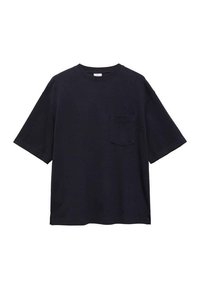 Ciemnogranatowy t-shirt z krótkim rękawem wykonany z miękkiej bawełny. Posiada okrągły dekolt i małą kieszonkę na piersi. Prosty krój z bocznymi rozcięciami.