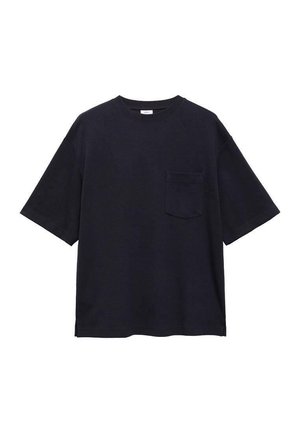 T-shirt a maniche corte di un blu navy scuro, realizzato in morbido cotone. Presenta un colletto tondo e una piccola tasca sul petto. Taglio dritto con spacchi laterali.