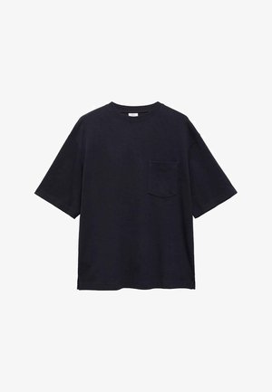 T-shirt a maniche corte di un blu navy scuro, realizzato in morbido cotone. Presenta un colletto tondo e una piccola tasca sul petto. Taglio dritto con spacchi laterali.