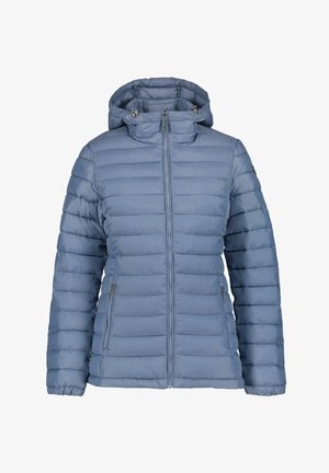 Ljust blå vadderad jacka med huva, med en framdragkedja och sidofickor, mönstrad med horisontella sömmar.