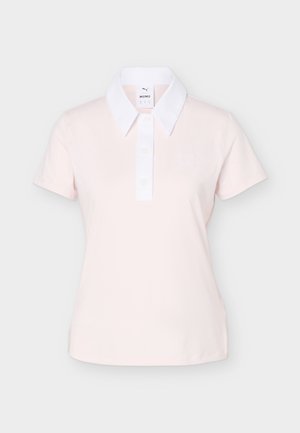 Lichtroze korte mouwen polo met een witte kraag en knopenlijst, voorzien van een subtiel geborduurd logo op de borst.