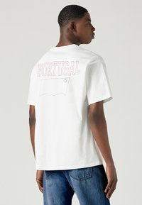 Levi's® FOOTBALL FAN TEE UNISEX - Marškinėliai su spaudiniu - white