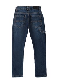 Pantalones de mezclilla azul oscuro con dos bolsillos traseros, un bolsillo lateral tipo cargo y una tela texturizada. Presenta una etiqueta de cuero en la cintura.