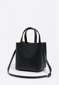 Czarna skórzana torba typu tote z dwoma uchwytami i regulowanym długim paskiem na ramię, minimalistyczny design na białym tle.